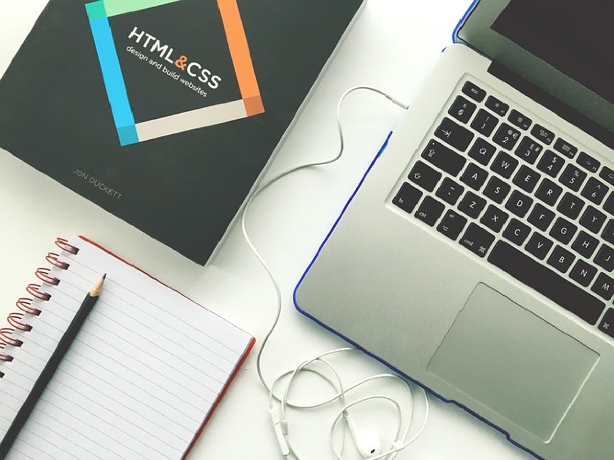 Diseñadora revisando una landing page enfocada en conversiones