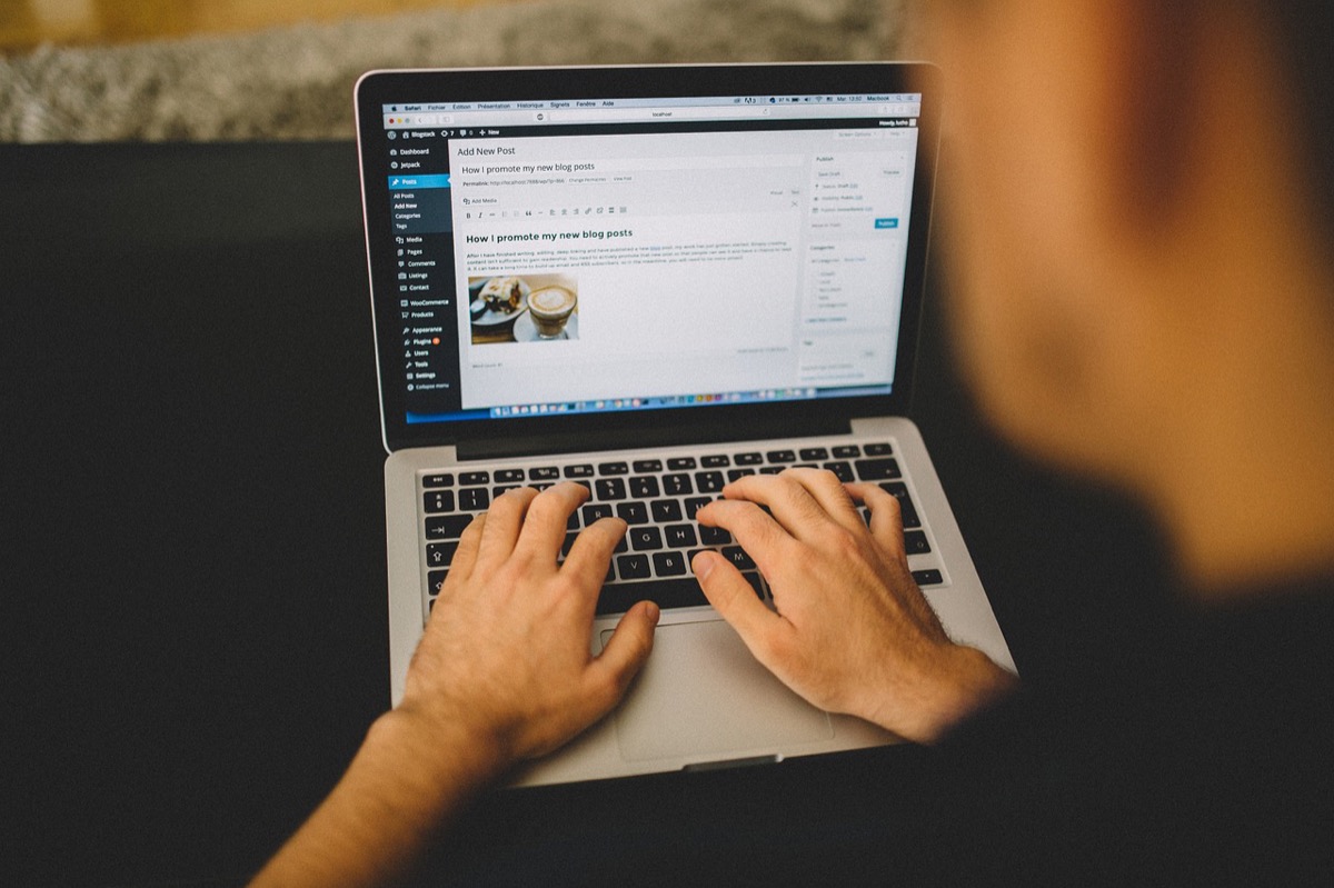 Emprendedora preparando contenido útil para sus clientes en un escritorio
