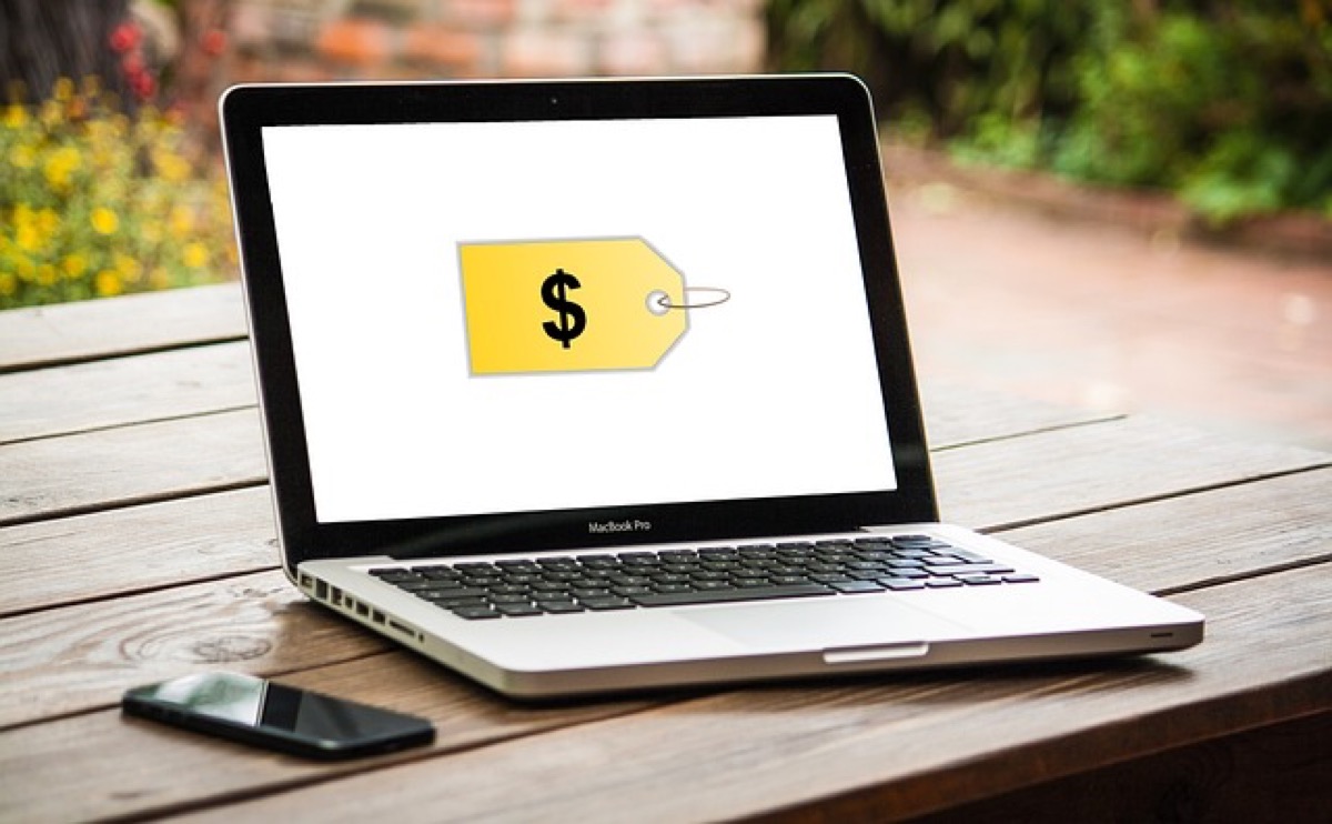 Emprendedora revisando productos y pedidos antes de lanzar su tienda online