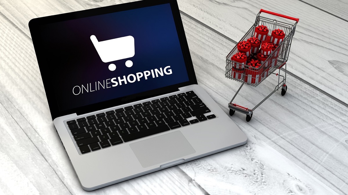 Concepto de checkout online seguro con tarjeta y paquete de compra