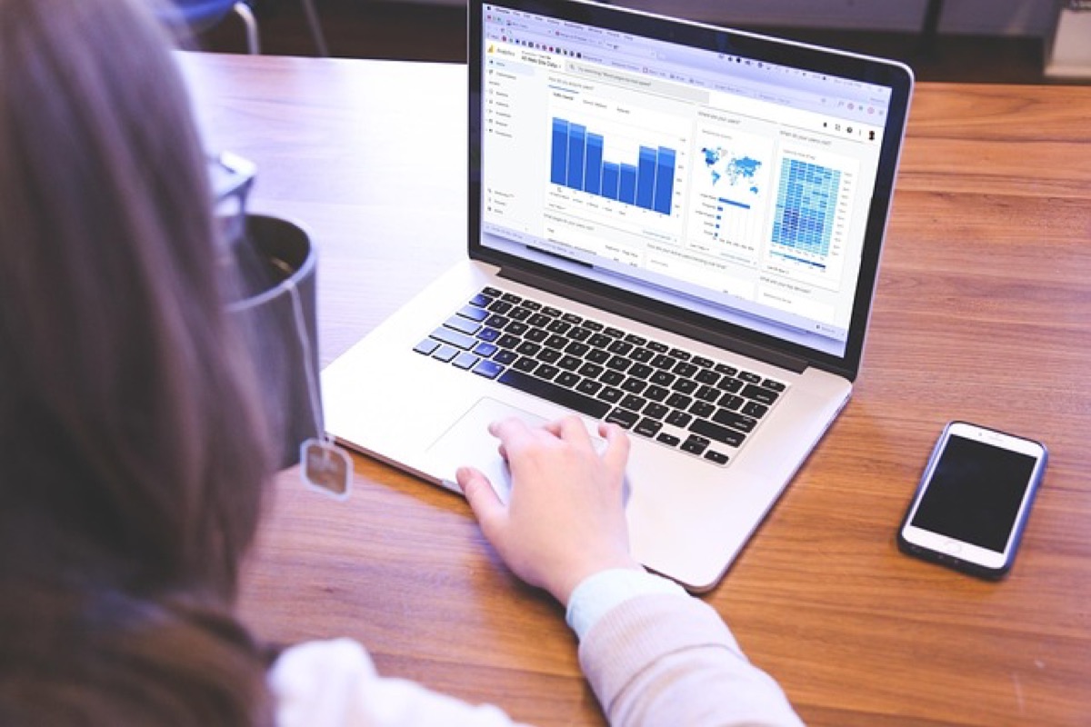 Emprendedor revisando métricas de rendimiento de su sitio web